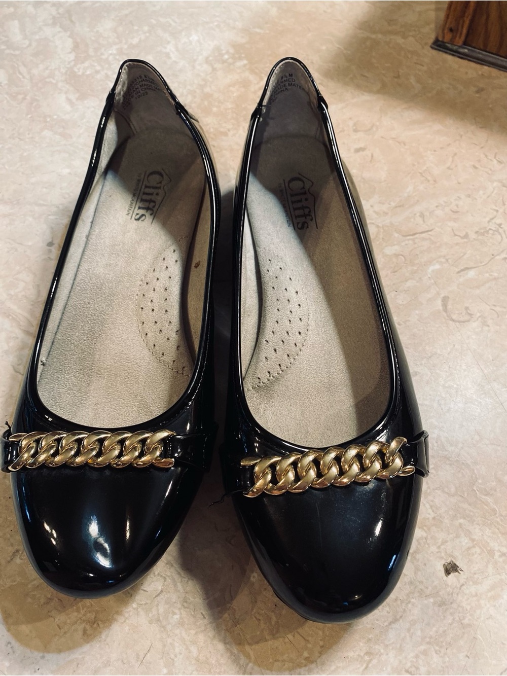 Cliffs by WHITE MOUNTAIN Black Patent Ballet Flats with Gold Chain